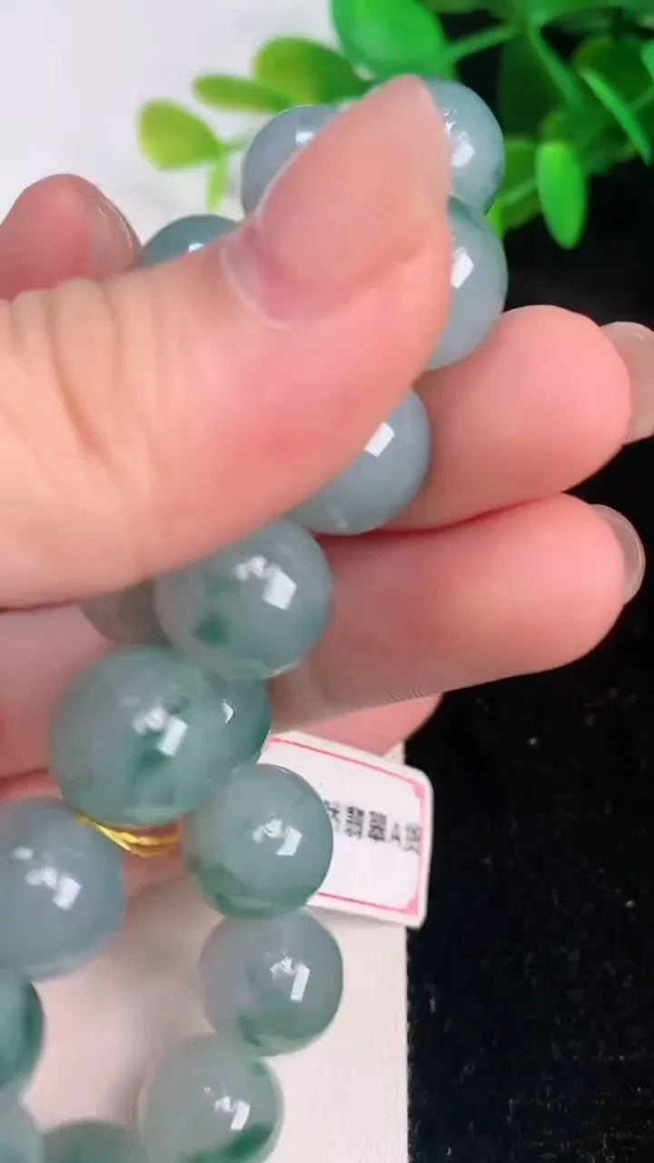 天然A货翡翠飘花圆珠手串，尺寸12.5-17颗，重量:56.86g7月15日
工厂直销收藏佳品,种好水足，色泽均匀，有种有色，上手高大气！