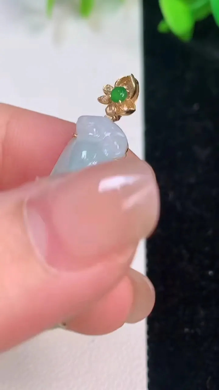 天然A货翡翠福豆吊坠，尺寸31-12-9，重量:6.28g
7月15日