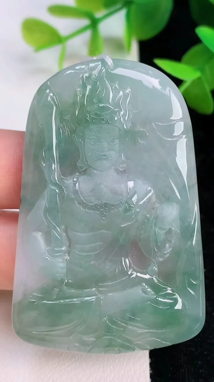 天然A货翡翠不动明王吊坠，尺寸56.2-39.7-5.3，重量:25.90g
7月15日
