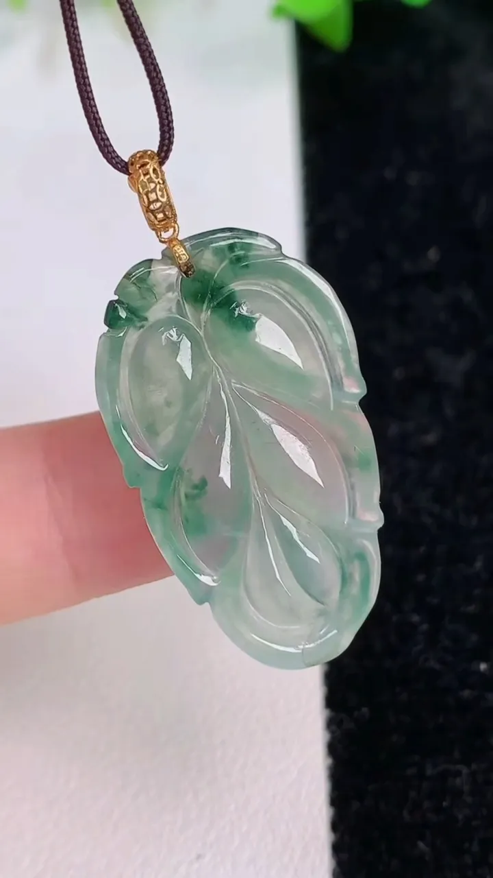 天然A货翡翠飘花金枝玉叶 叶子吊坠，尺寸30-17.5-4.2，重:3.60g
7月15日