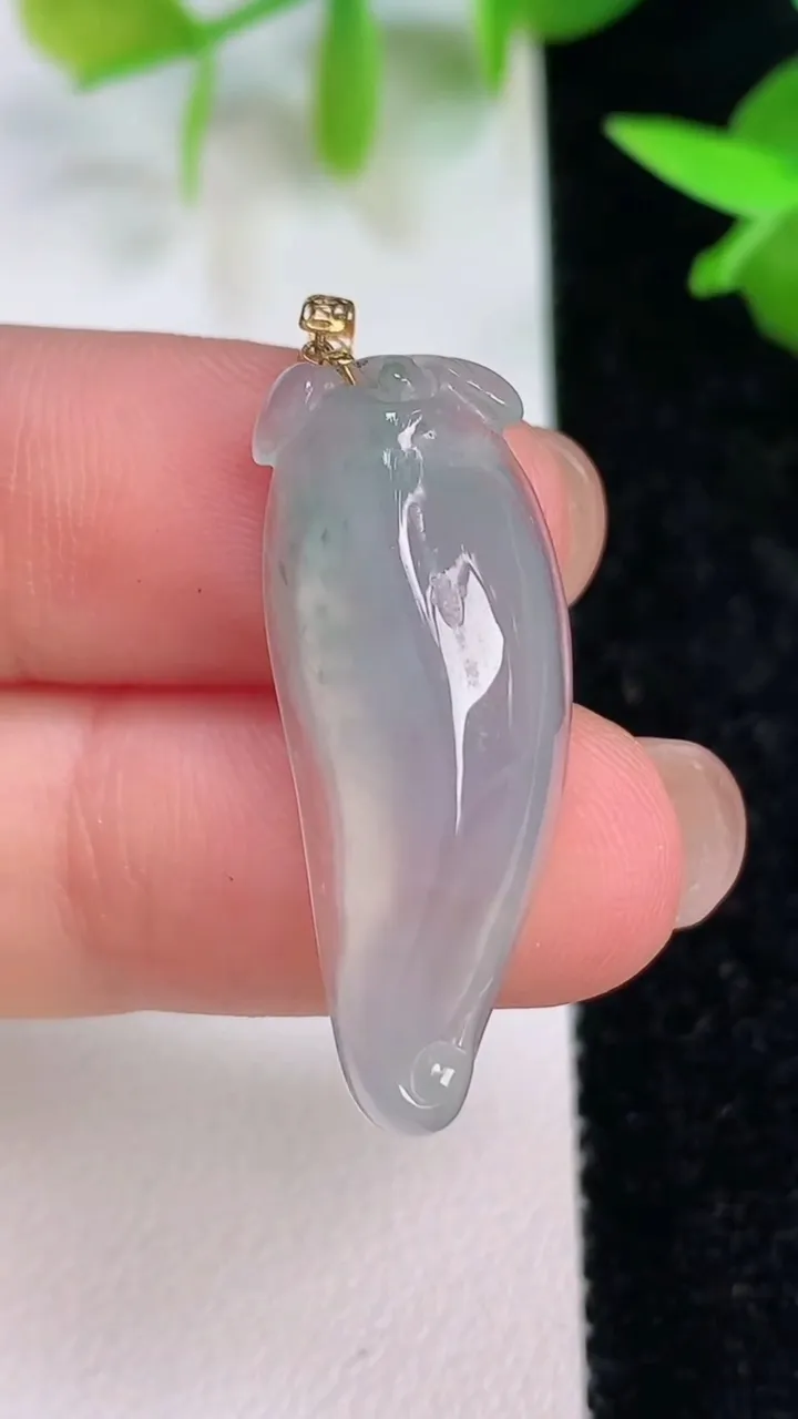 天然A货翡翠18k金飘花福瓜吊坠，尺寸30-11.4-7，重量:3.63g
7月15日