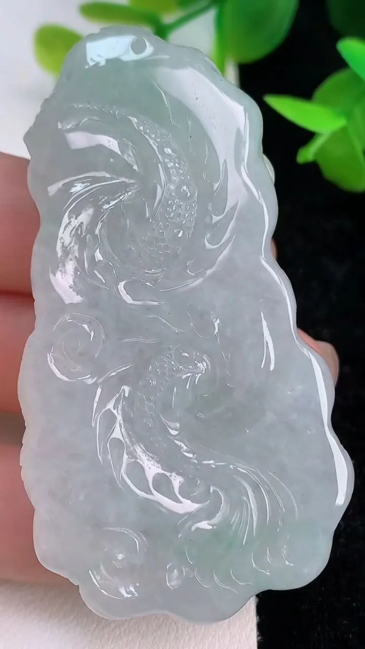 天然A货翡翠龙牌吊坠，尺寸63.3-33.4-11，重量:40.43g
7月15日