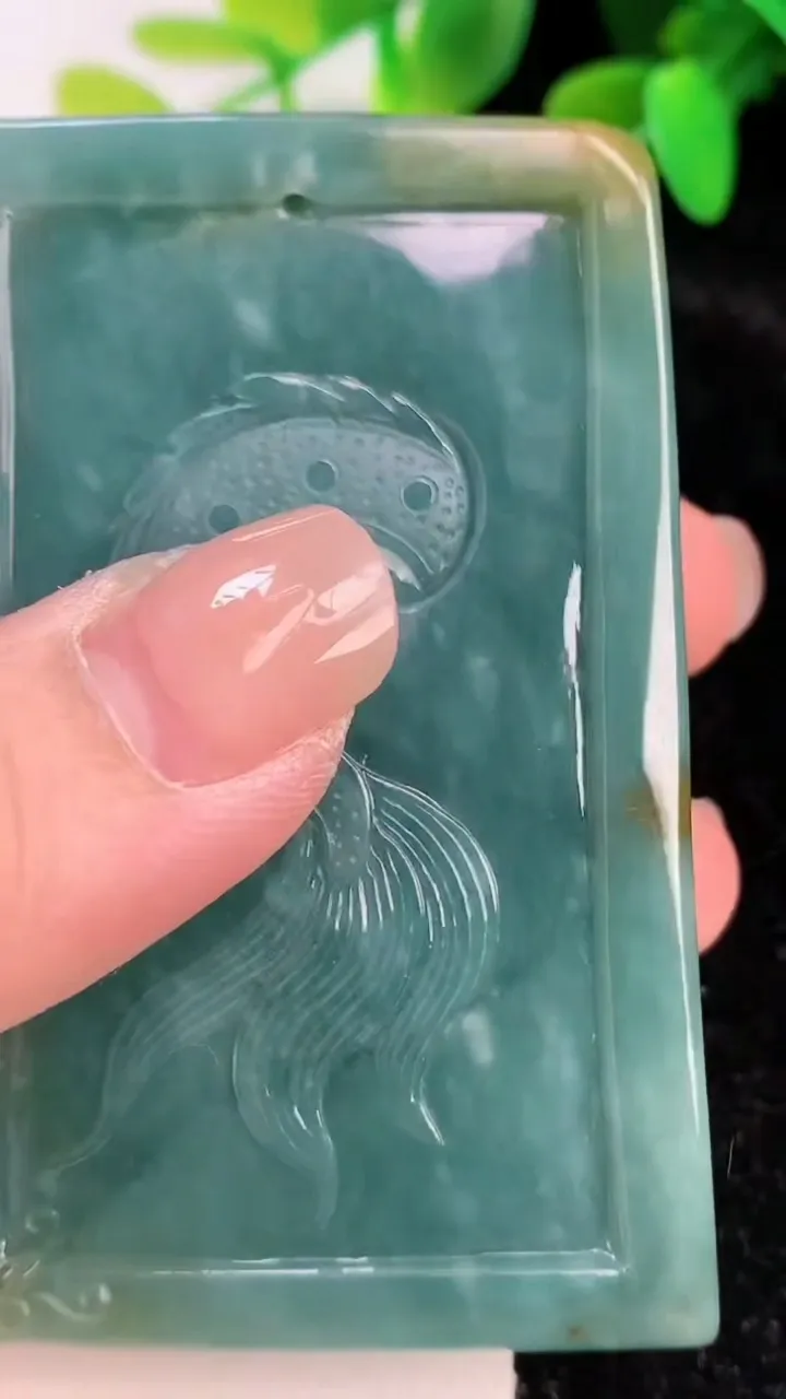天然A货翡翠蓝水双彩龙牌吊坠，尺寸66.7-44.6-21.4，重:108.15g
7月15日