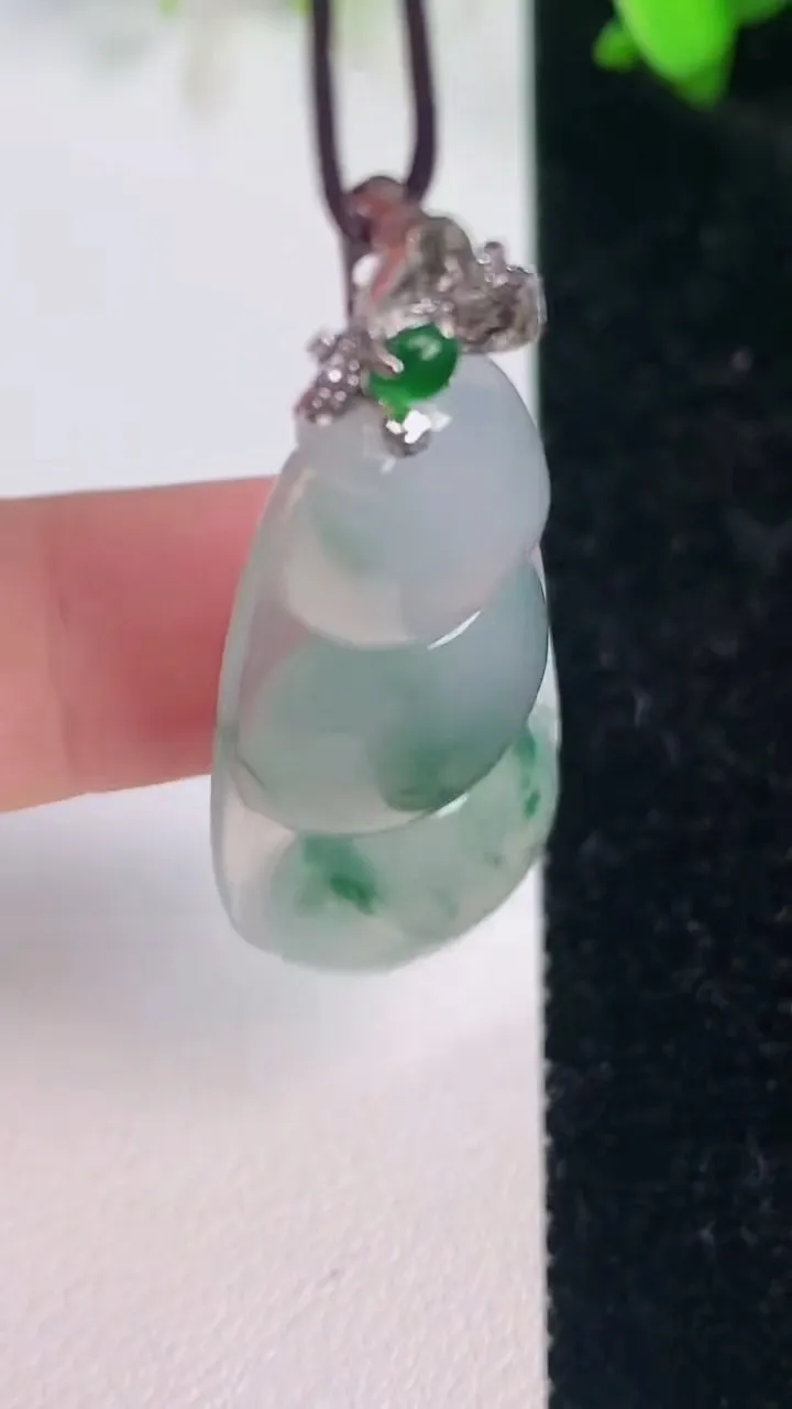 天然A货翡翠18k金飘花福豆吊坠，尺寸44.5-18.5-6，重量:8.81g
7月15日