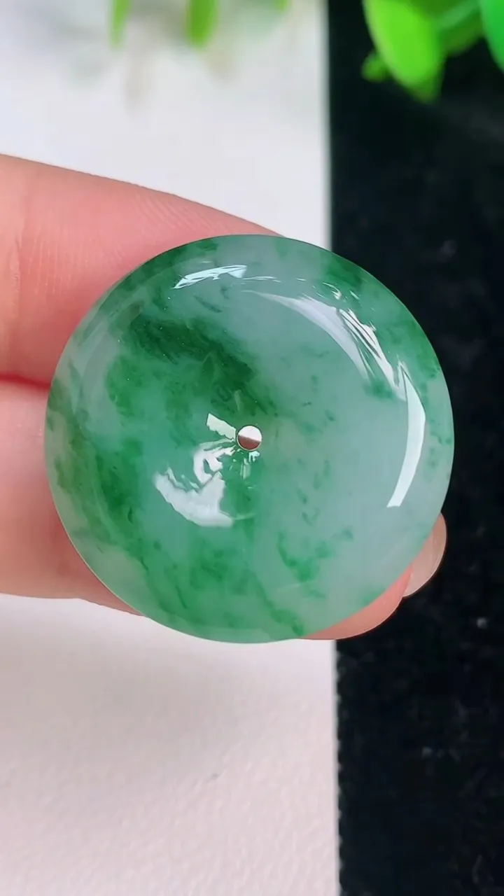 天然A货翡翠平安扣吊坠，尺寸27-5.8，重量:8.27g
7月15日