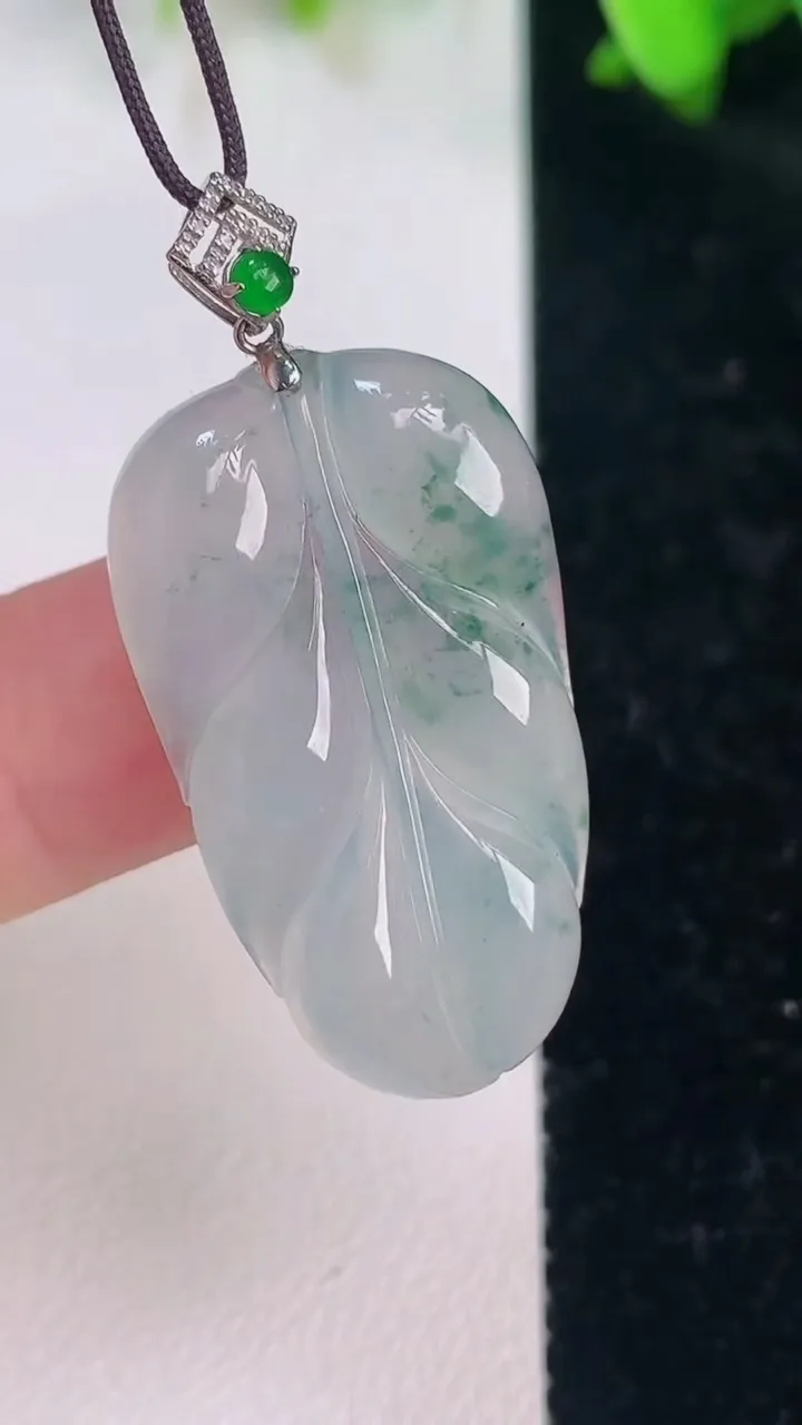 天然A货翡翠18k金飘花金枝玉叶 叶子吊坠，尺寸31.2-18-4，重量:4.82g
7月15日
