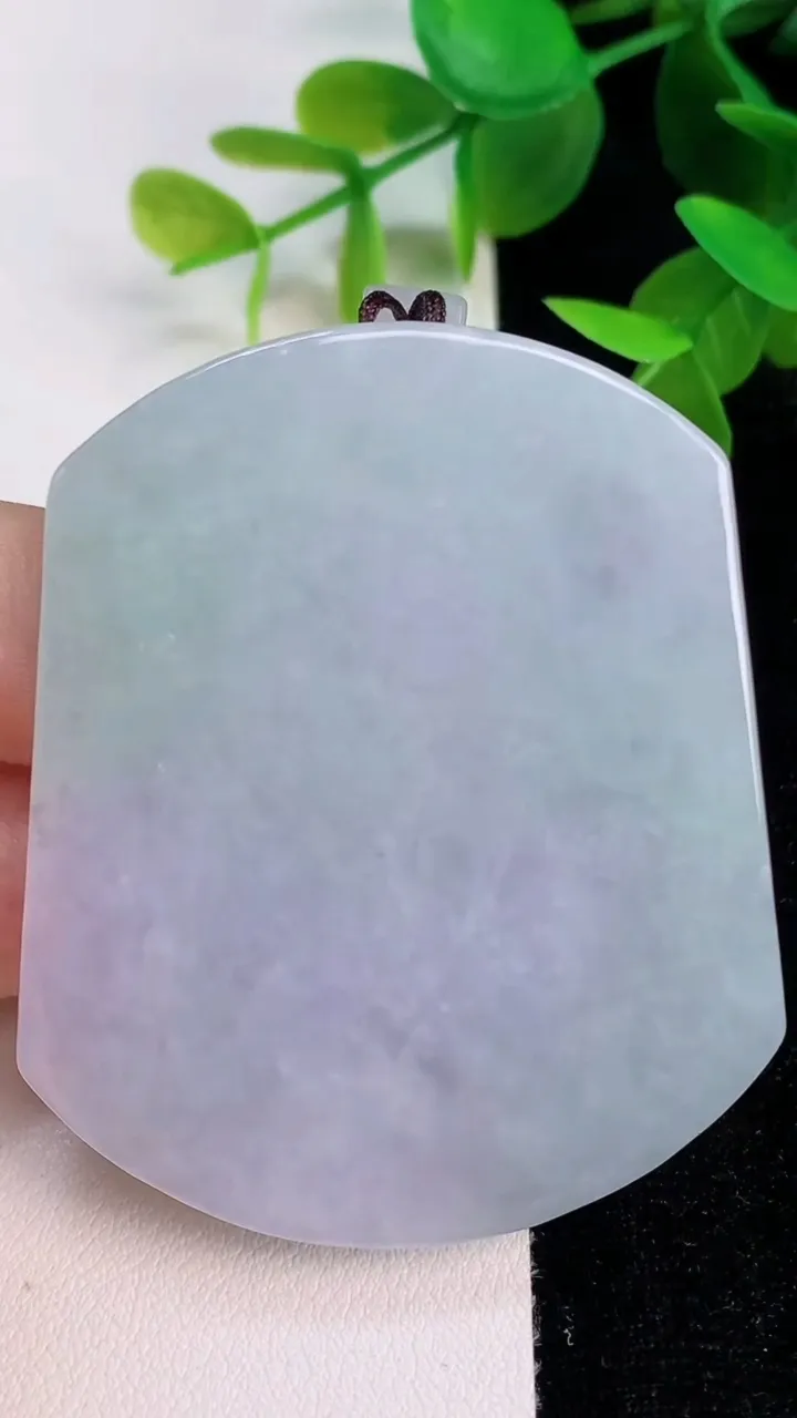 天然A货翡翠春带彩紫罗兰无事牌吊坠，尺寸58-48.2-6.2，重量:48.62g
7月15日