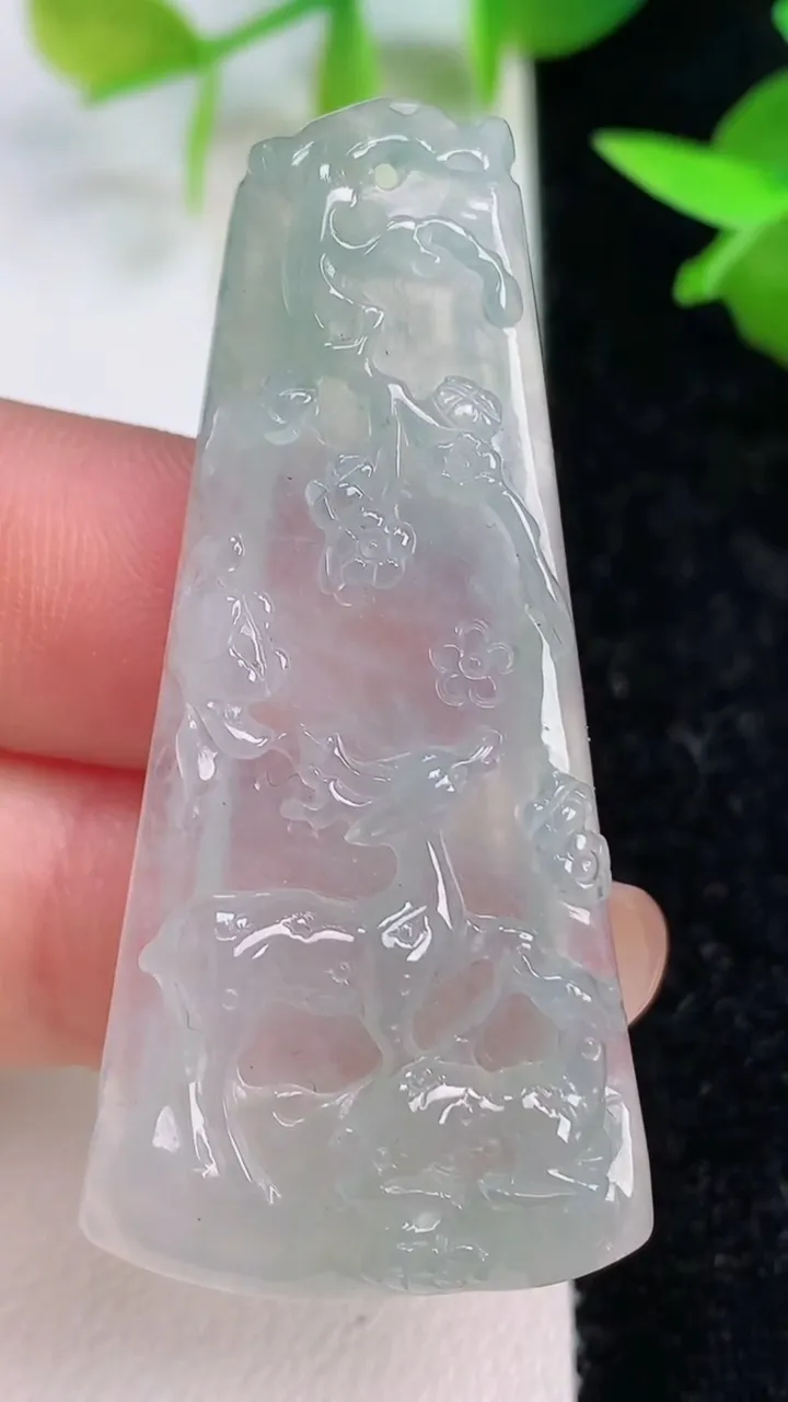 天然A货翡翠梅花鹿吊坠，尺寸49-22-6.5，重量:12.63g
7月15日