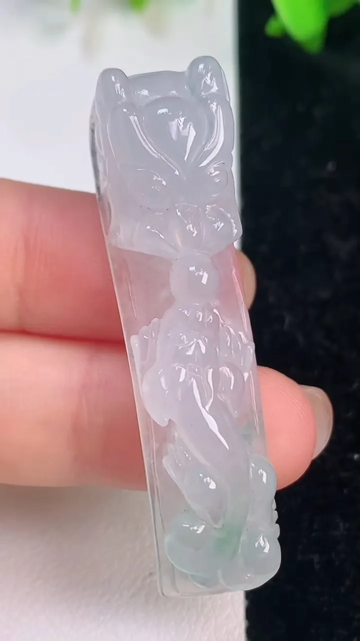 天然A货翡翠今非昔比 蜥蜴手牌，尺寸51.8-12.5-12.8，重量:13.32g
7月15日