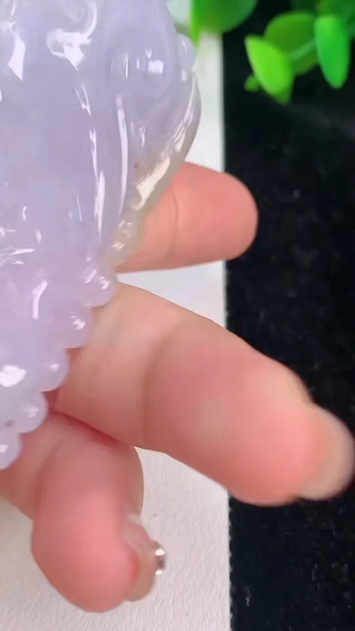 天然A货翡翠春带彩紫罗兰龙牌吊坠，尺寸68.4-41.3-12，重量:65.27g
7月15日