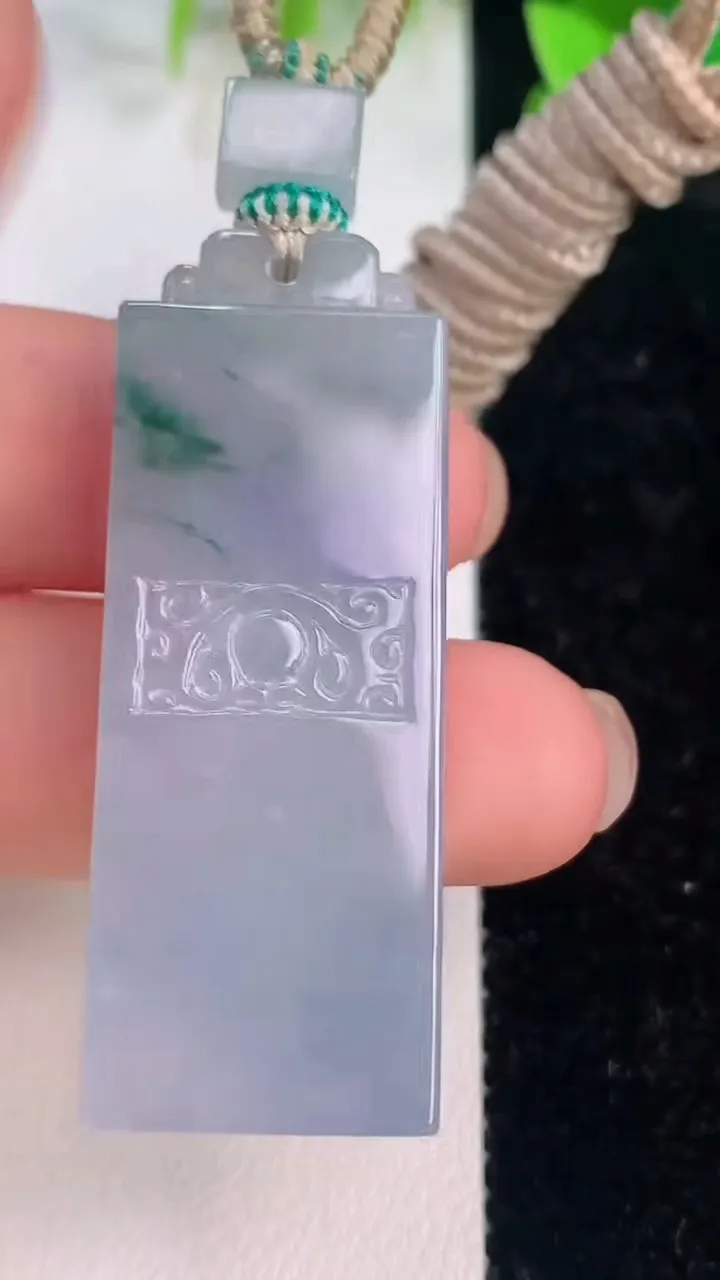 天然A货翡翠紫罗兰飘花仿古无事牌吊坠，尺寸46.8-17.7-5，重量:15.41g
7月15日