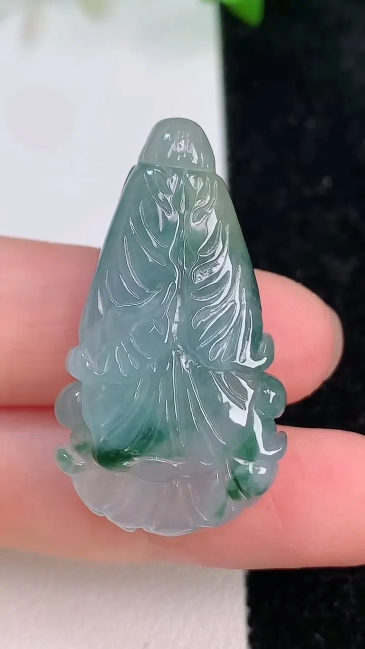 天然A货翡翠飘花白菜吊坠，尺寸37.2-21-9，重:10.44g
7月15日