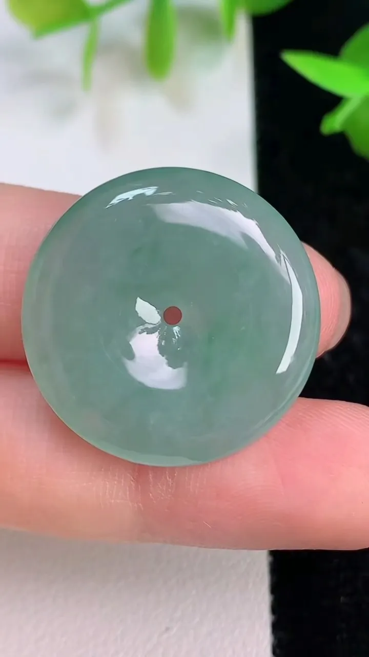 天然A货翡翠平安扣吊坠，尺寸25.6-4.8，重量:6.78g
7月15日