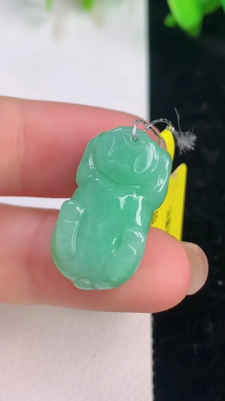天然A货翡翠生肖猪吊坠，尺寸24.6-13.3-11，重量:7.80g
7月15日