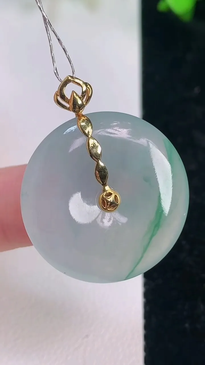天然A货翡翠平安扣吊坠，尺寸25.4-5.4，重量:8.00g
7月15日