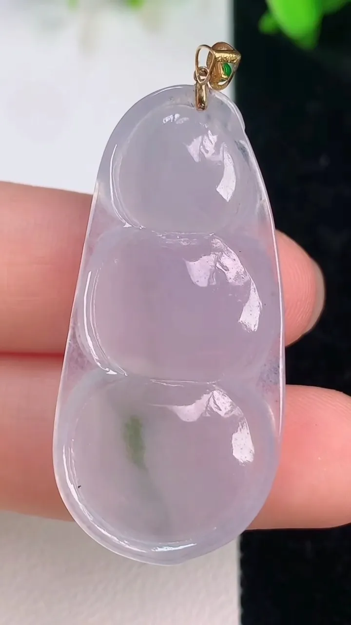 天然A货翡翠福豆吊坠，尺寸40.3-19.6-5.3，重量:7.52g
7月15日