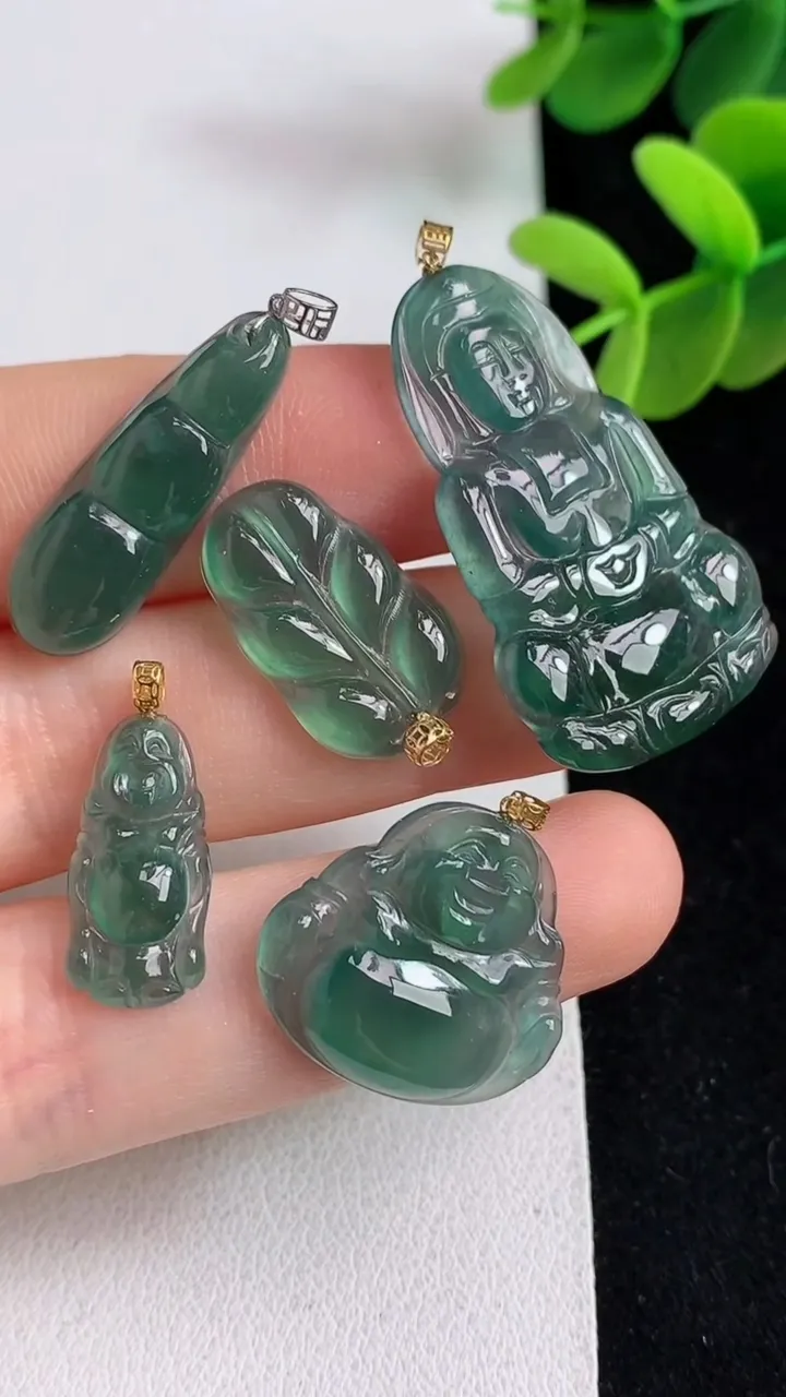 天然A货翡翠k金蓝水观音菩萨吊坠一手，尺寸33.4-21.2-2.8，重量:9.90g
7月15日