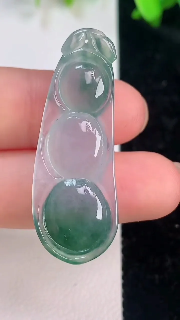 天然A货翡翠福豆吊坠，尺寸41.3-15-6.3，重量:6.38g
7月15日