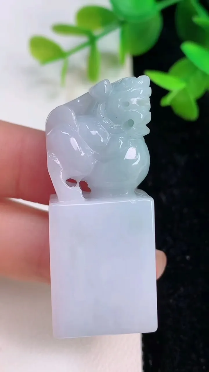 天然A货翡翠飘花麒麟印章，尺寸46-19-15.2，重量:24.23g
7月15日