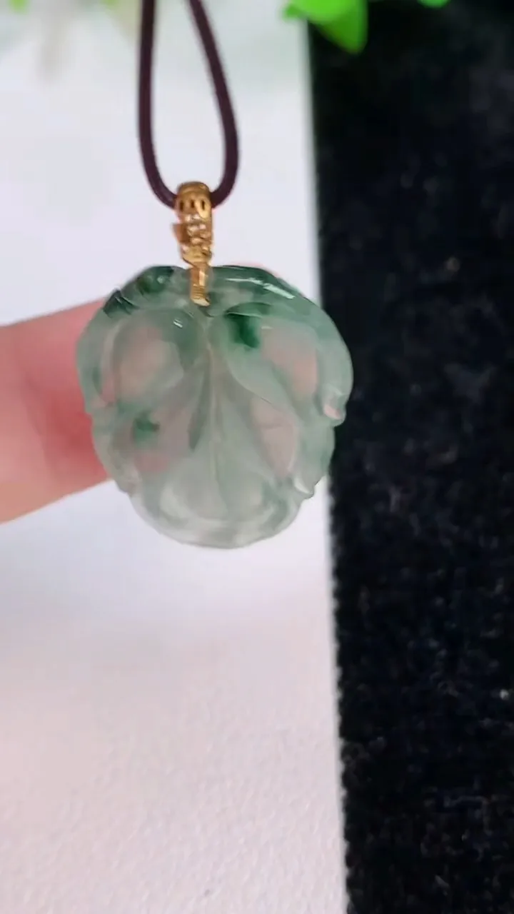 天然A货翡翠飘花金枝玉叶 叶子吊坠，尺寸30-17.5-4.2，重:3.60g
7月15日