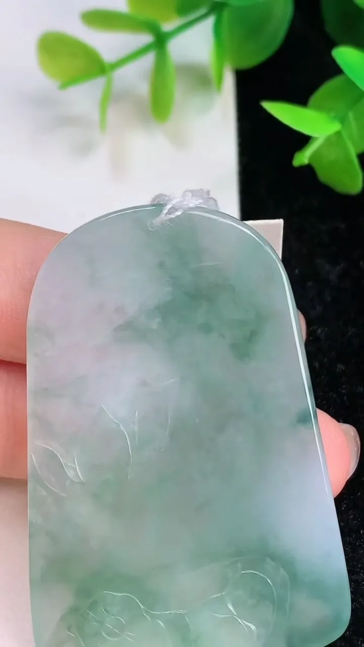 天然A货翡翠不动明王吊坠，尺寸56.2-39.7-5.3，重量:25.90g
7月15日