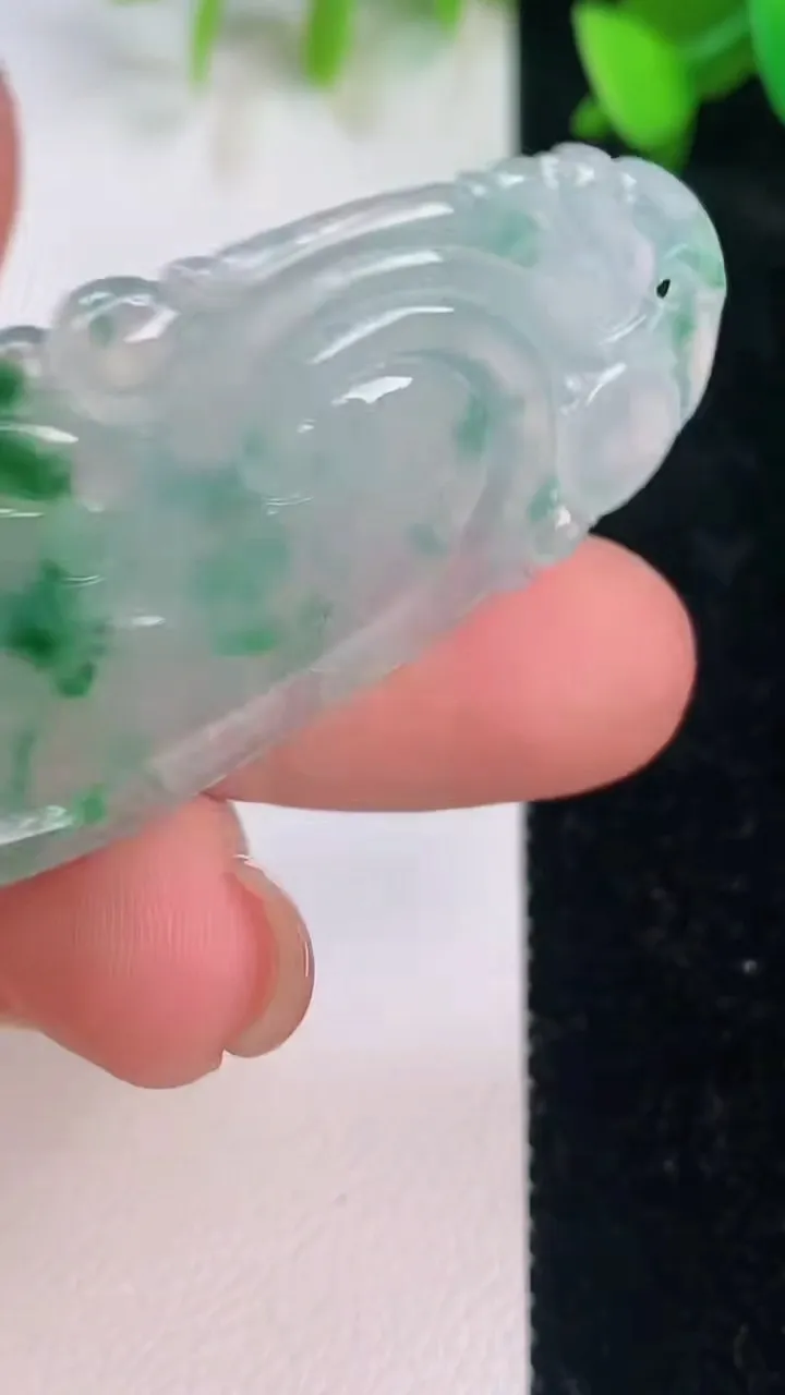 天然A货翡翠如意吊坠，尺寸50-24.3-4.6，重量:10.37g
7月15日