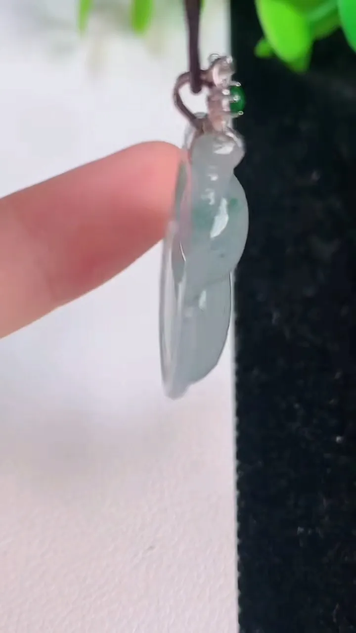天然A货翡翠18k金飘花葫芦吊坠，尺寸33-20.4-6.3，重量:6.87g
7月15日