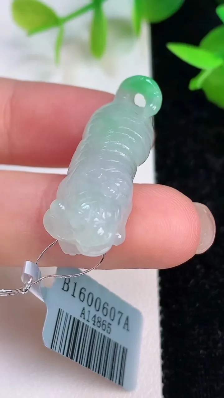 天然A货翡翠生肖虎吊坠，尺寸30.8-9.6-9，重量:7.50g
7月15日