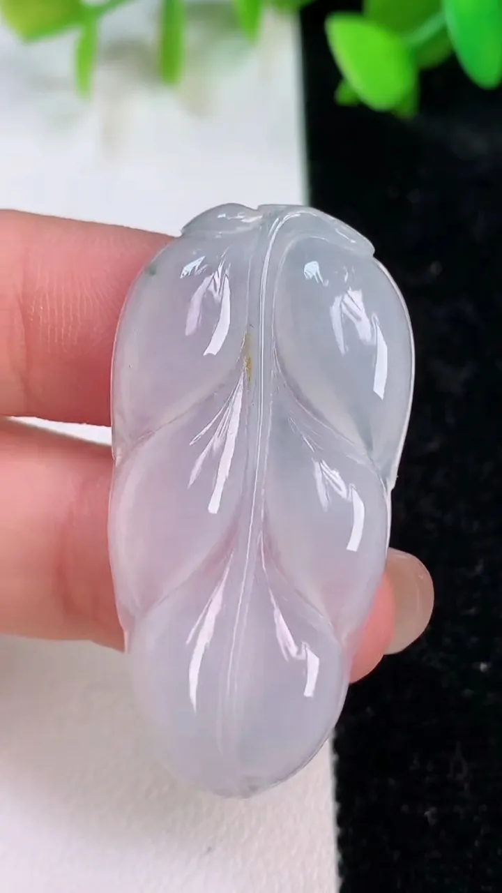 天然A货翡翠飘花金枝玉叶 叶子吊坠，尺寸41-21.3-4.3，重:6.62g
7月15日