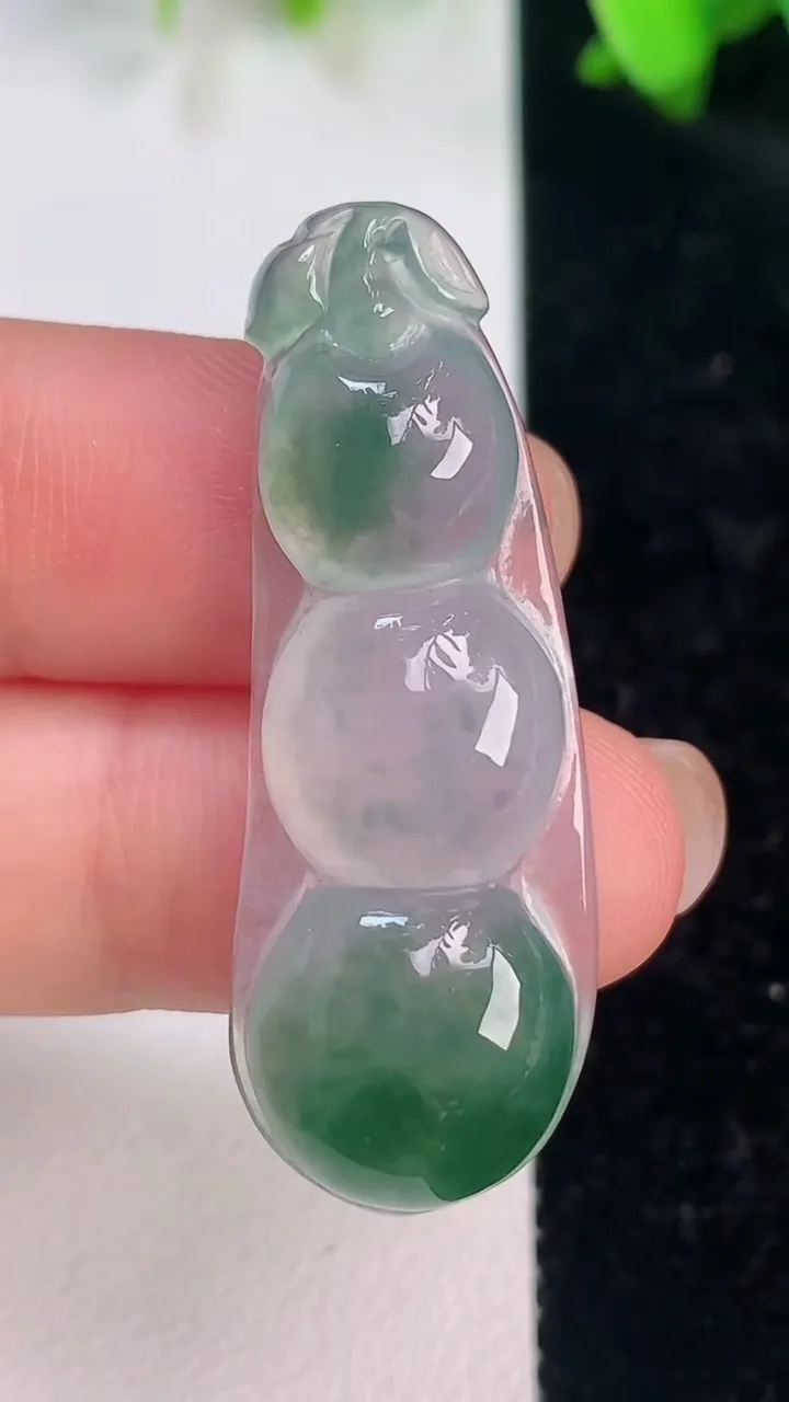 天然A货翡翠福豆吊坠，尺寸41.3-15-6.3，重量:6.38g
7月15日
