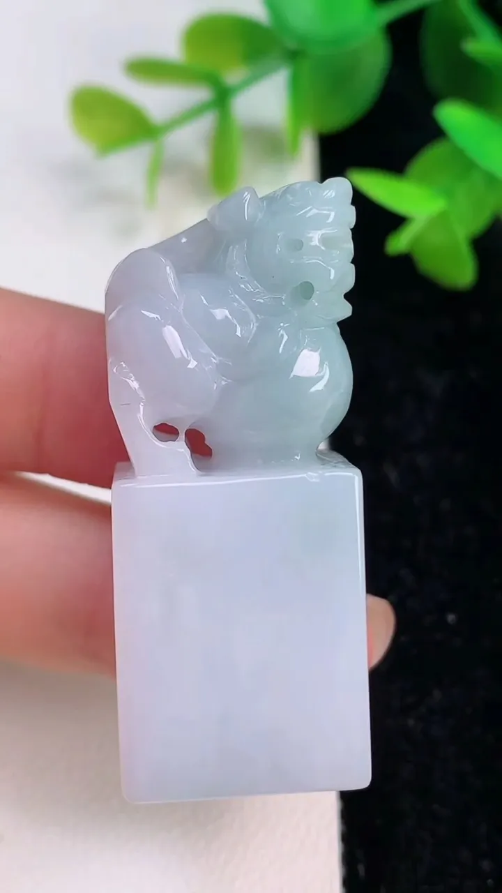 天然A货翡翠飘花麒麟印章，尺寸46-19-15.2，重量:24.23g
7月15日