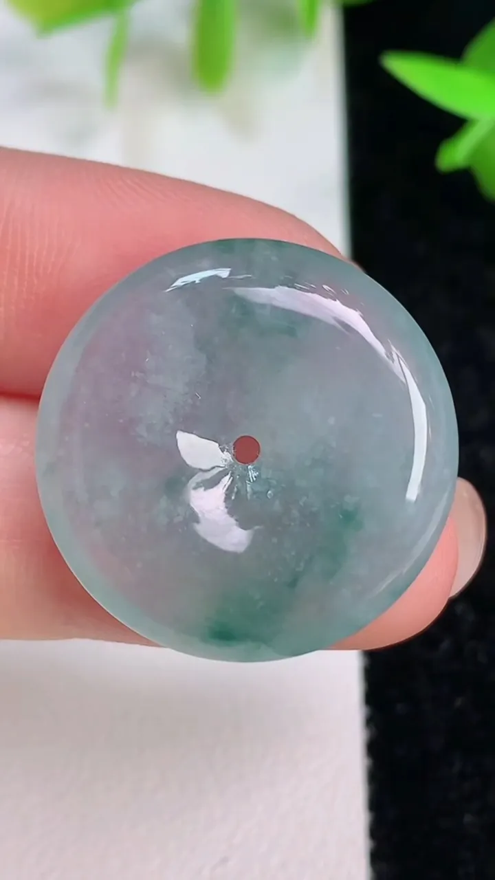 天然A货翡翠飘花平安扣吊坠，尺寸24.4-5，重量:6.26g
7月15日