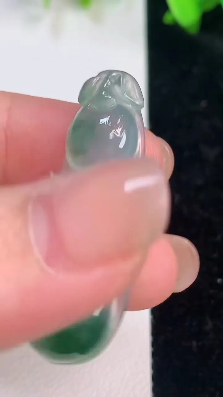 天然A货翡翠福豆吊坠，尺寸41.3-15-6.3，重量:6.38g
7月15日