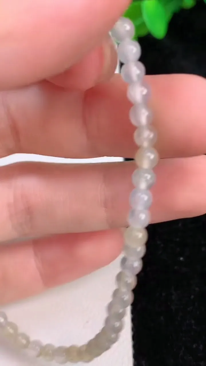 天然A货翡翠白冰小米珠手串53颗，尺寸3.8，重:4.66g7月15日
工厂直销收藏佳品,种好水足，色泽均匀，有种有色，上手高大气！
