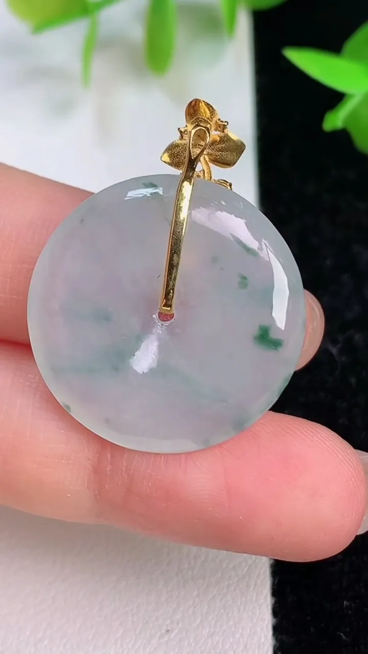 天然A货翡翠18k金飘花平安扣吊坠，尺寸24.2-4.3，重量:5.31g
7月15日