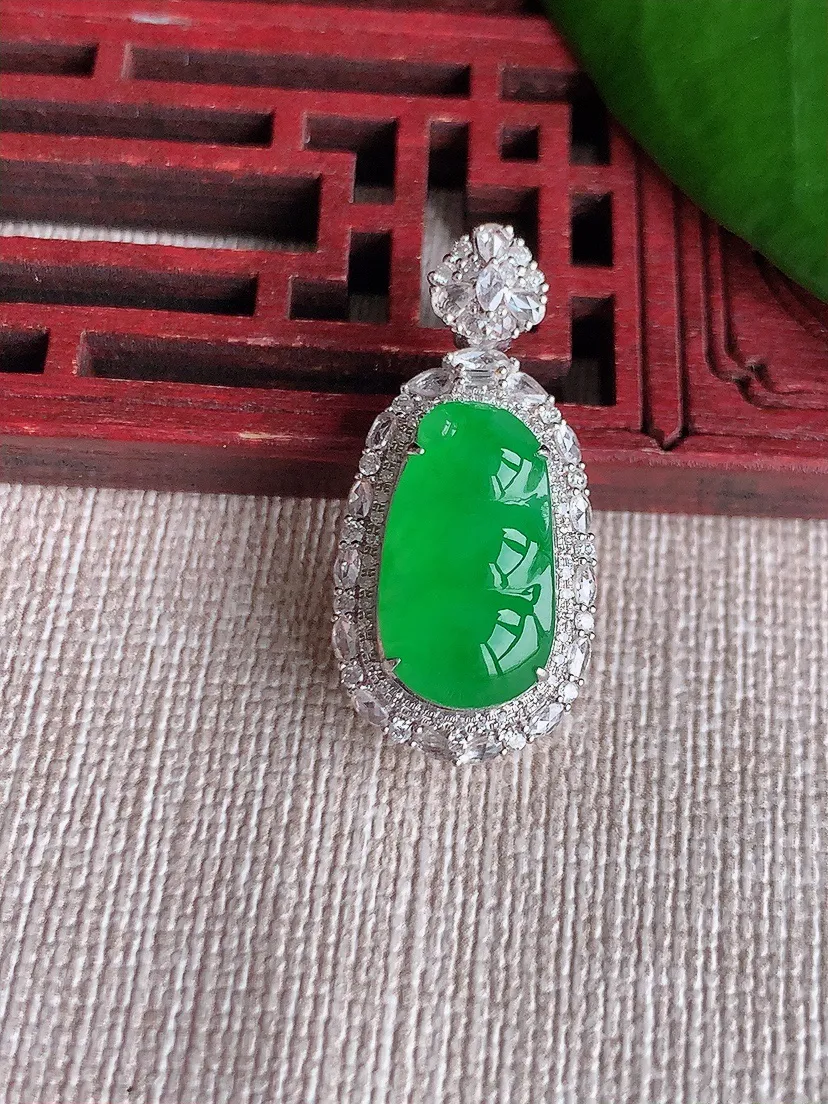 天然A货翡翠18K金伴阳绿四季豆福豆平安豆吊坠尺寸29×13.5×9.7裸石15.4×8.6m量4.57g 0713