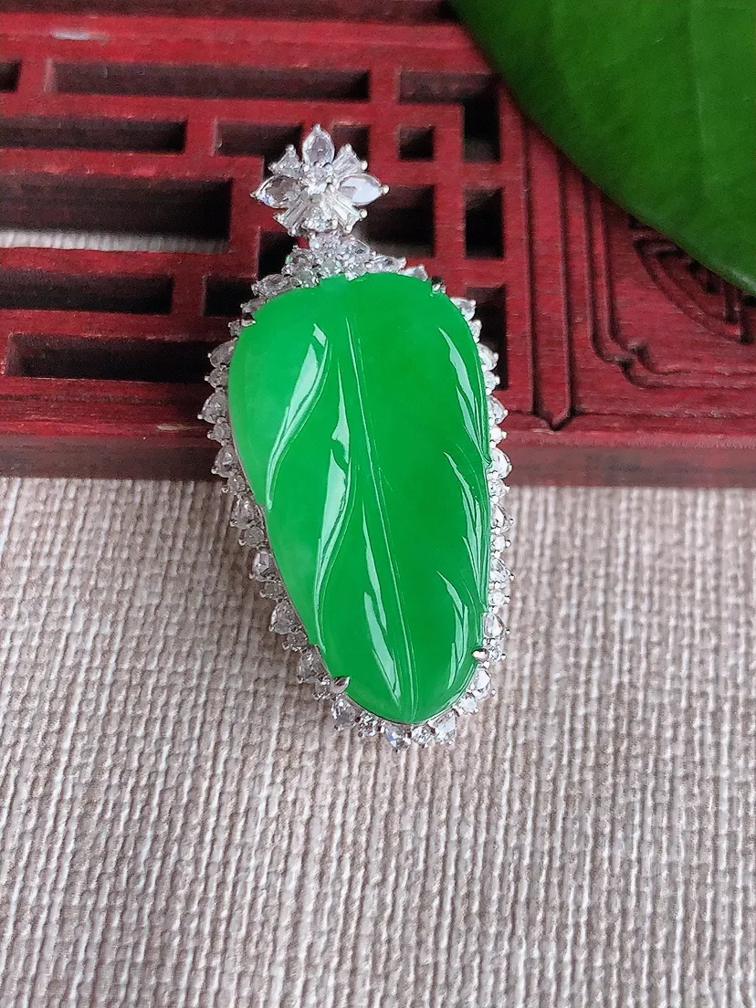 天然A货翡翠18K金伴阳绿叶子金枝玉叶吊坠尺寸36.7×17.3×9.7裸石25×13.7m量7.62g 0713
