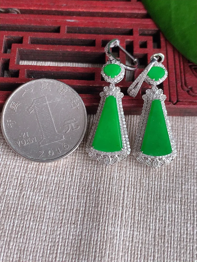天然A货翡翠18K金伴钻阳绿无事牌耳坠 尺寸15.6×7.5×8.4mm 重量8.74g 0713