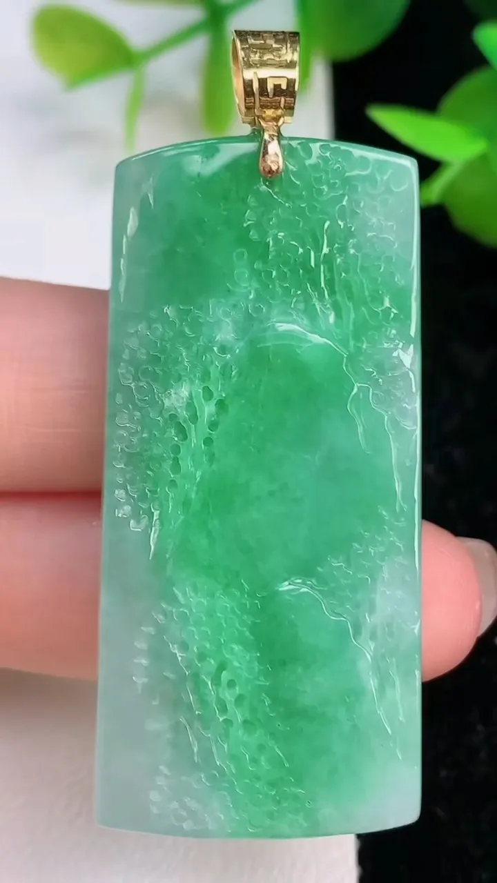 天然A货翡翠山水牌吊坠，尺寸49-23-7.6，重量:22.35g
7月15日