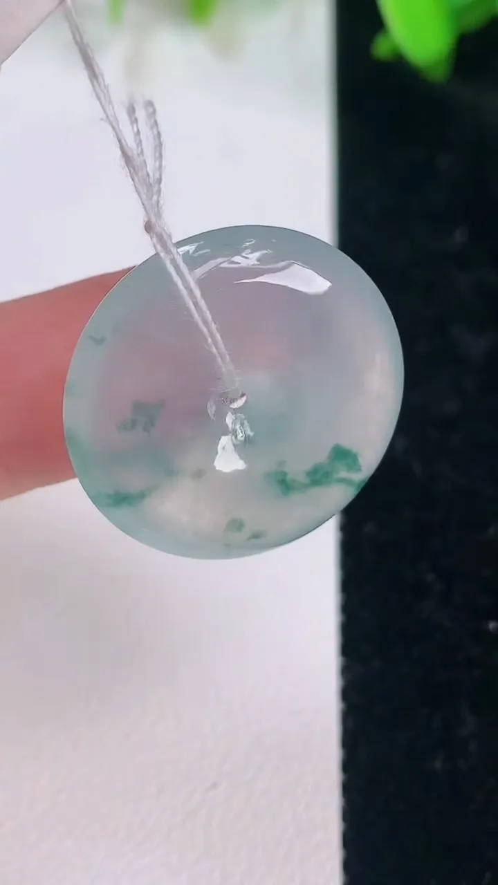 天然A货翡翠冰种飘花平安扣吊坠，尺寸23.3-5，重量:5.91g
7月15日