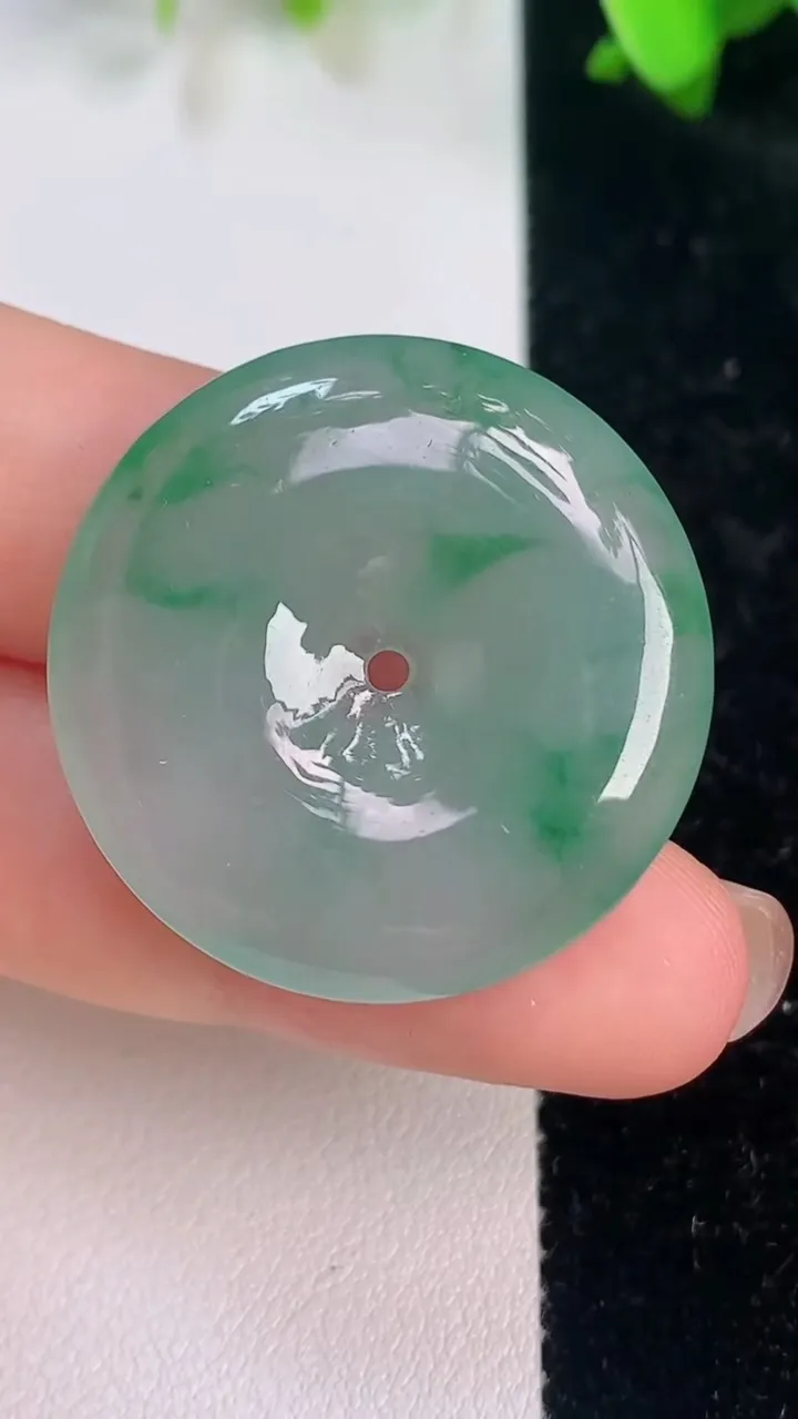 天然A货翡翠平安扣吊坠，尺寸29.8-5.5，重量:10.28g
7月15日