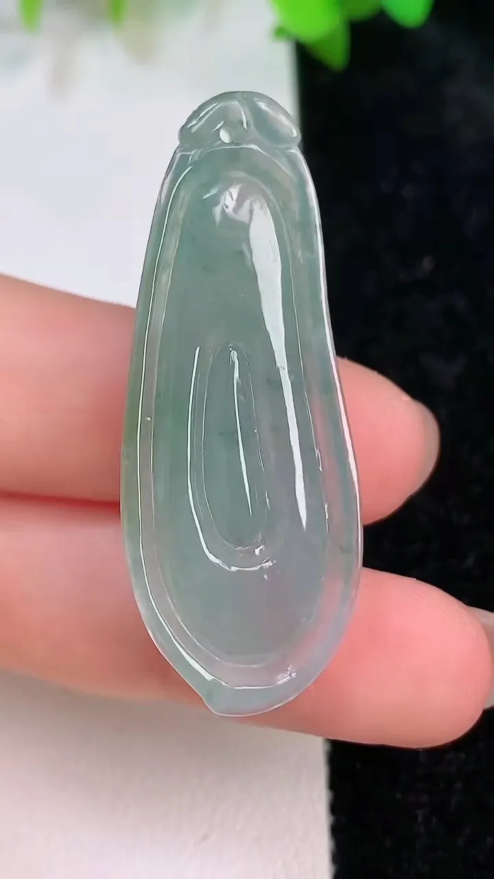天然A货翡翠福瓜吊坠，尺寸43-17-6.3，重:6.82g
7月15日