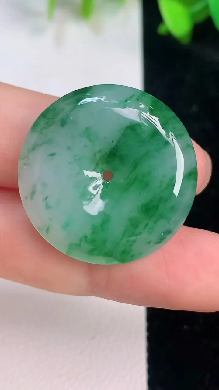 天然A货翡翠平安扣吊坠，尺寸27-5.8，重量:8.27g
7月15日