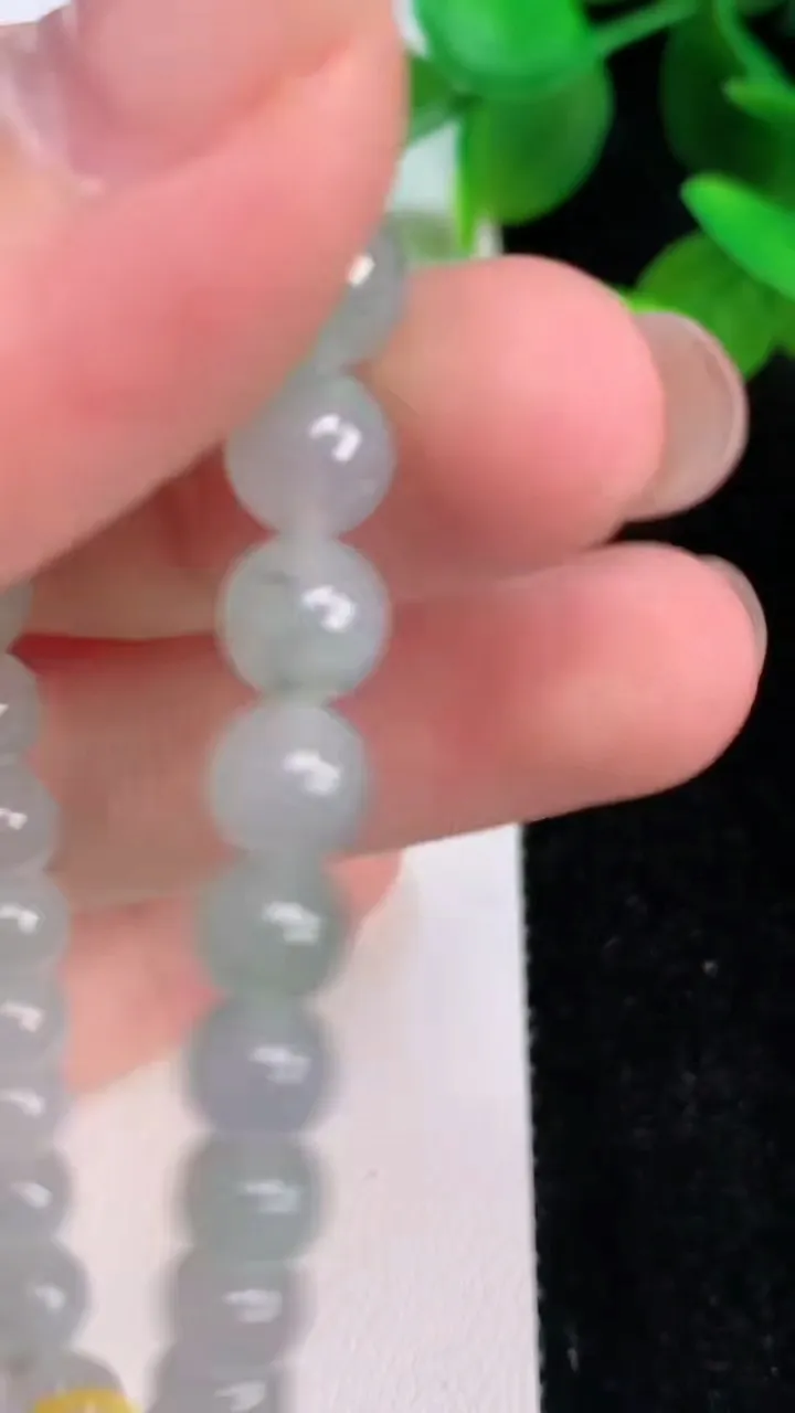天然A货翡翠圆珠手串，尺寸6.8，重量:15.54g7月15日
工厂直销收藏佳品,种好水足，色泽均匀，有种有色，上手高大气！