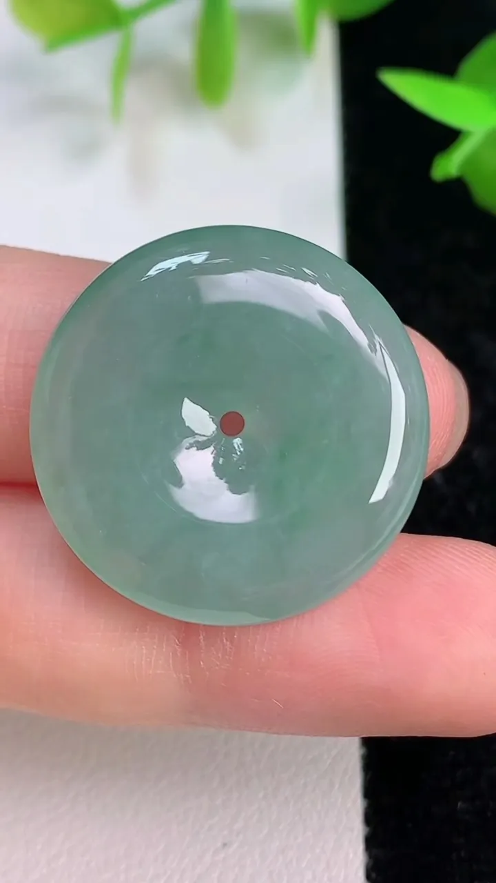 天然A货翡翠平安扣吊坠，尺寸25.6-4.8，重量:6.78g
7月15日