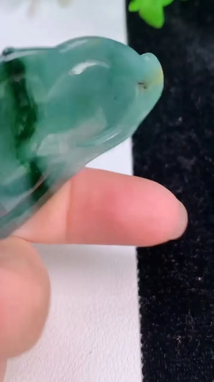 天然A货翡翠蓝水文殊菩萨吊坠，尺寸66.6-40-5，重:20.46g
7月15日