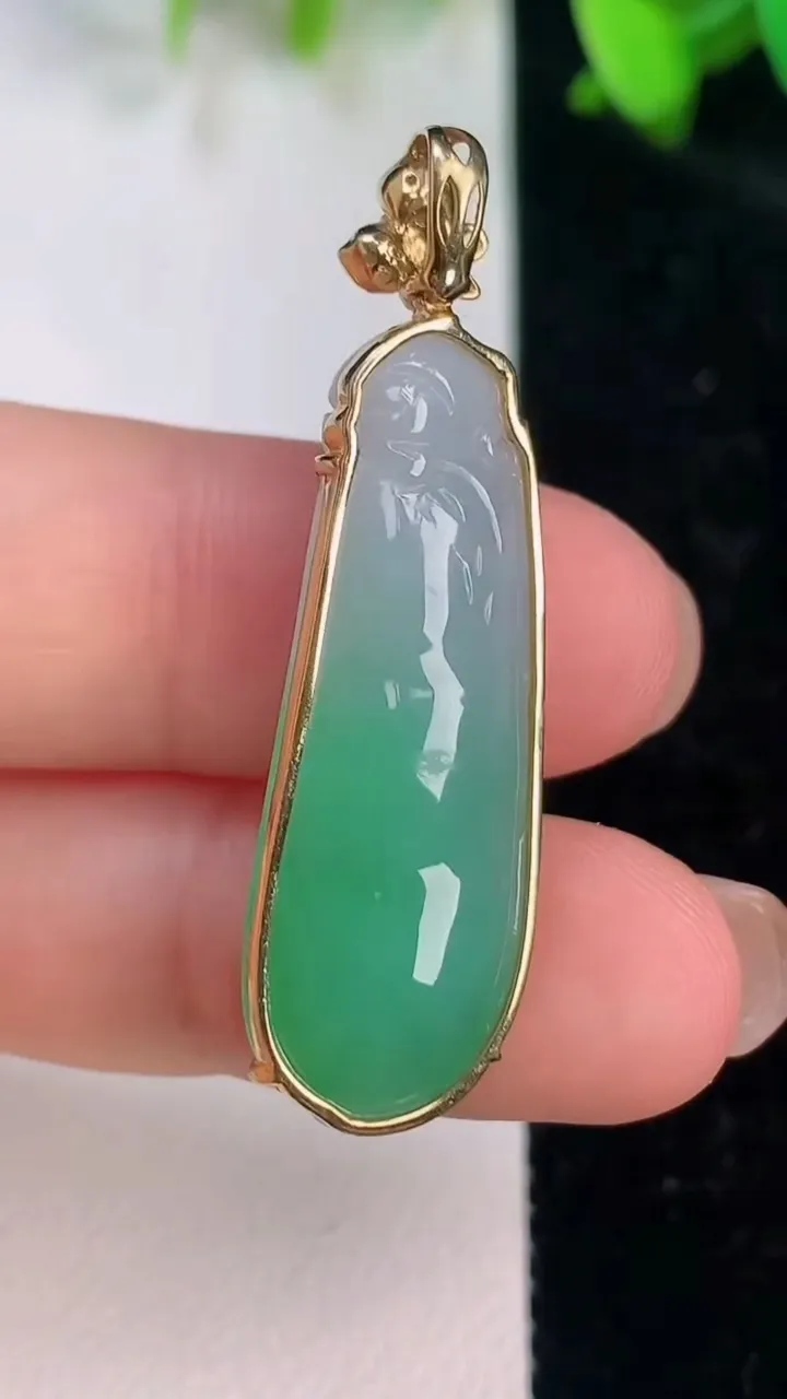 天然A货翡翠福豆吊坠，尺寸31-12-9，重量:6.28g
7月15日