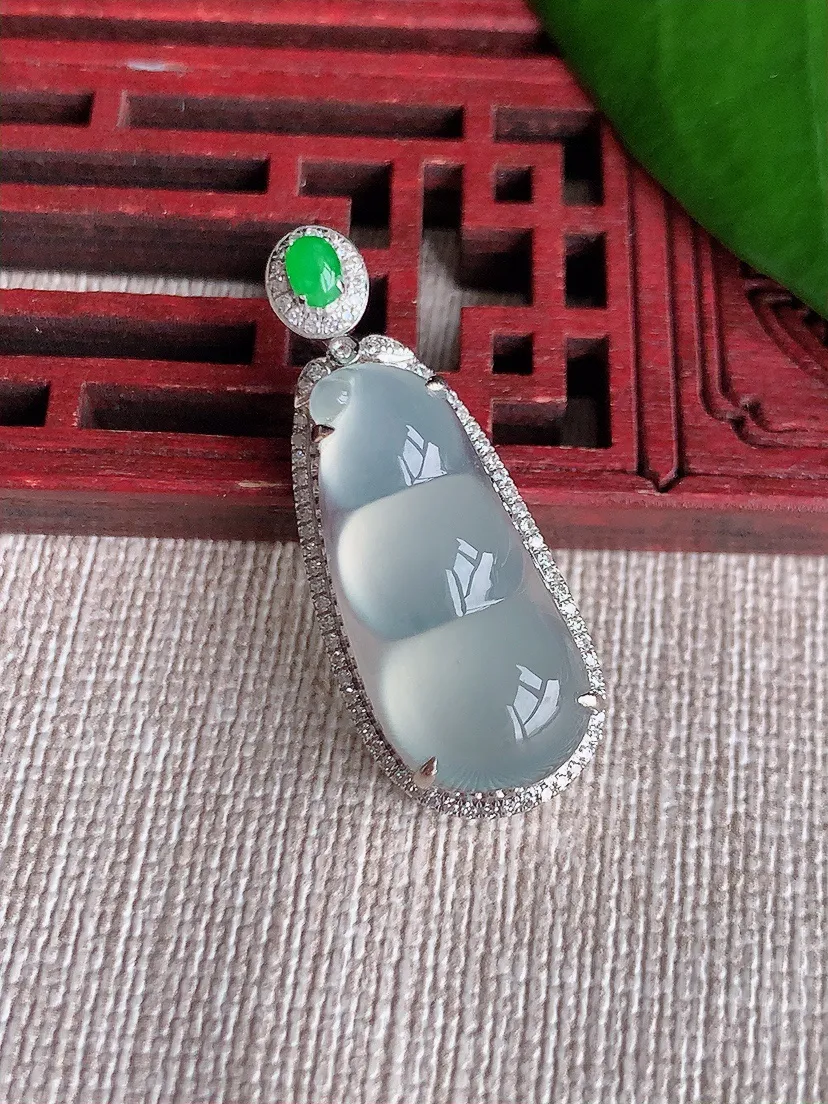 天然A货翡翠18K金伴白月光四季豆福豆平安豆吊坠尺寸34.4×13.3×9裸石24×11m量4.42g 0713