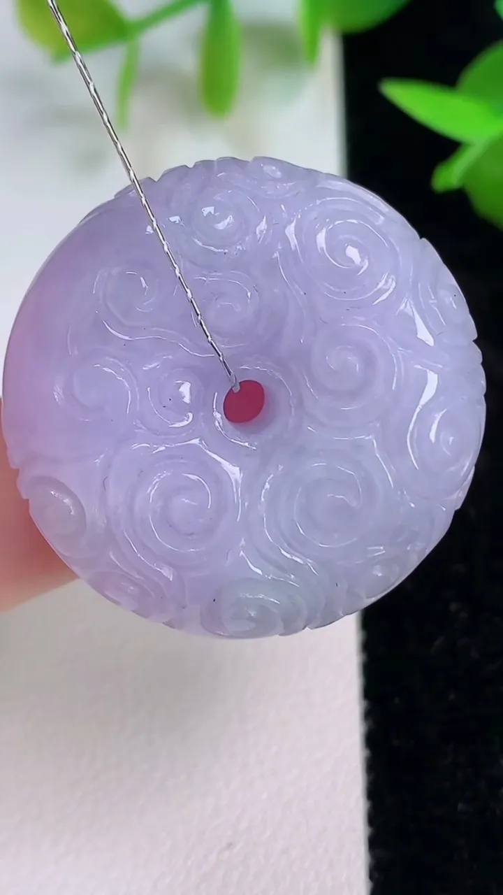 天然A货翡翠紫罗兰雕花平安扣吊坠，尺寸30.6-10.8，重量:20.50g
7月15日