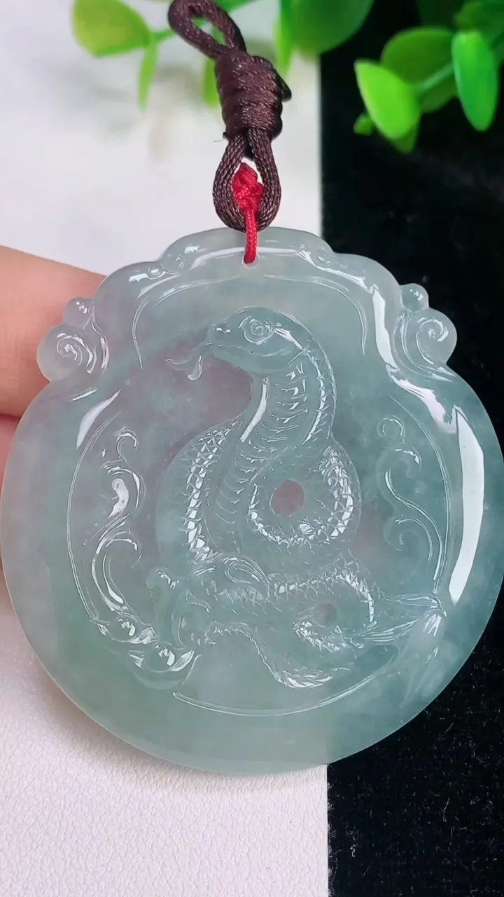 天然A货翡翠生肖蛇吊坠，尺寸54.8-51.7-5.2，重量:29.80g
7月15日
